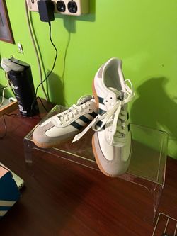 Women’s tennis shoes