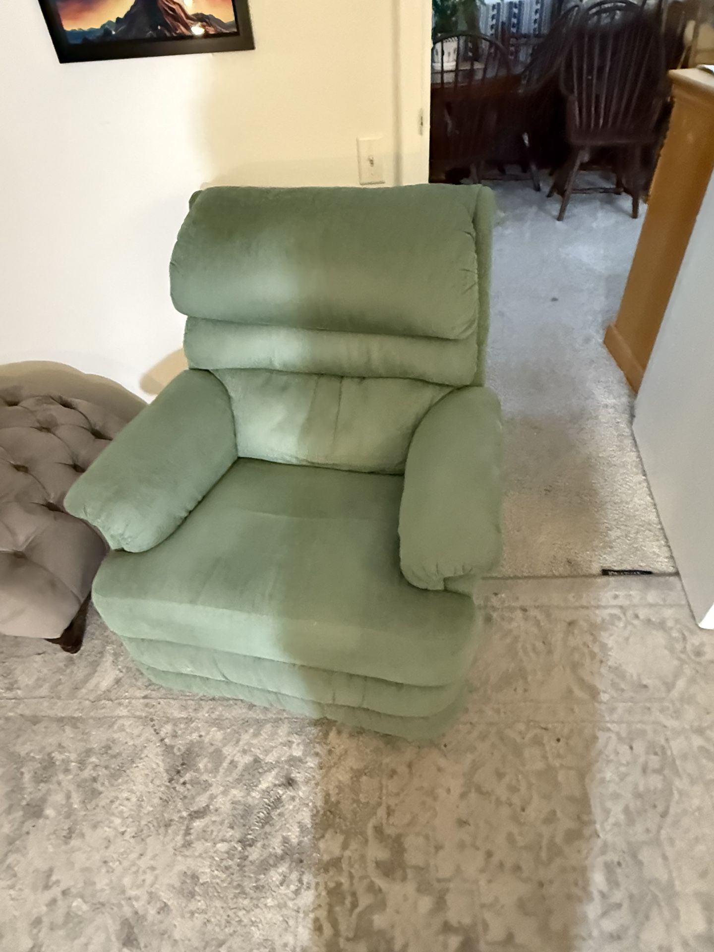 Clean Recliner Comfy And Well Maintained Will Deliver
