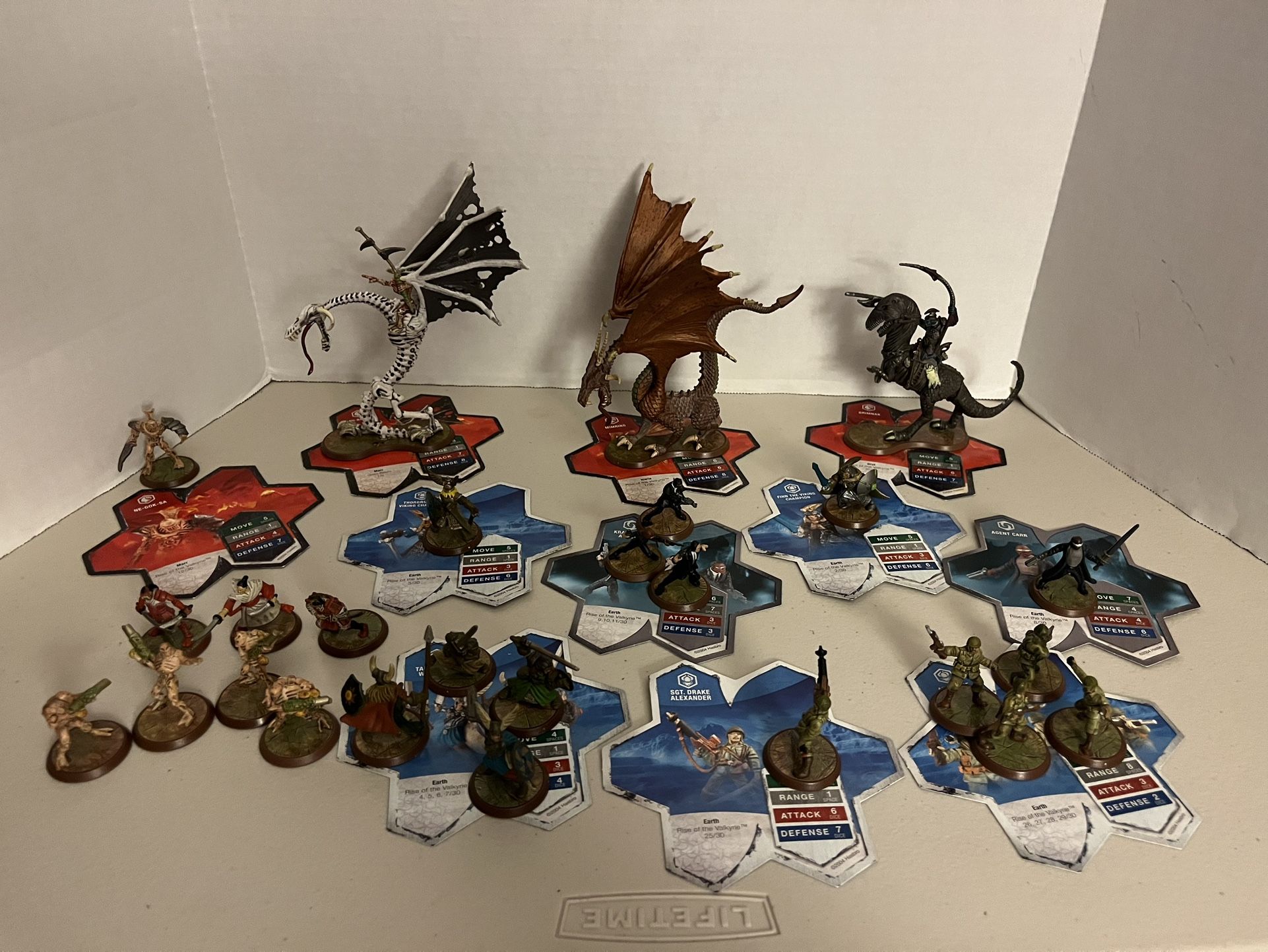 HeroScape figure Lot with cards 26 Figures 