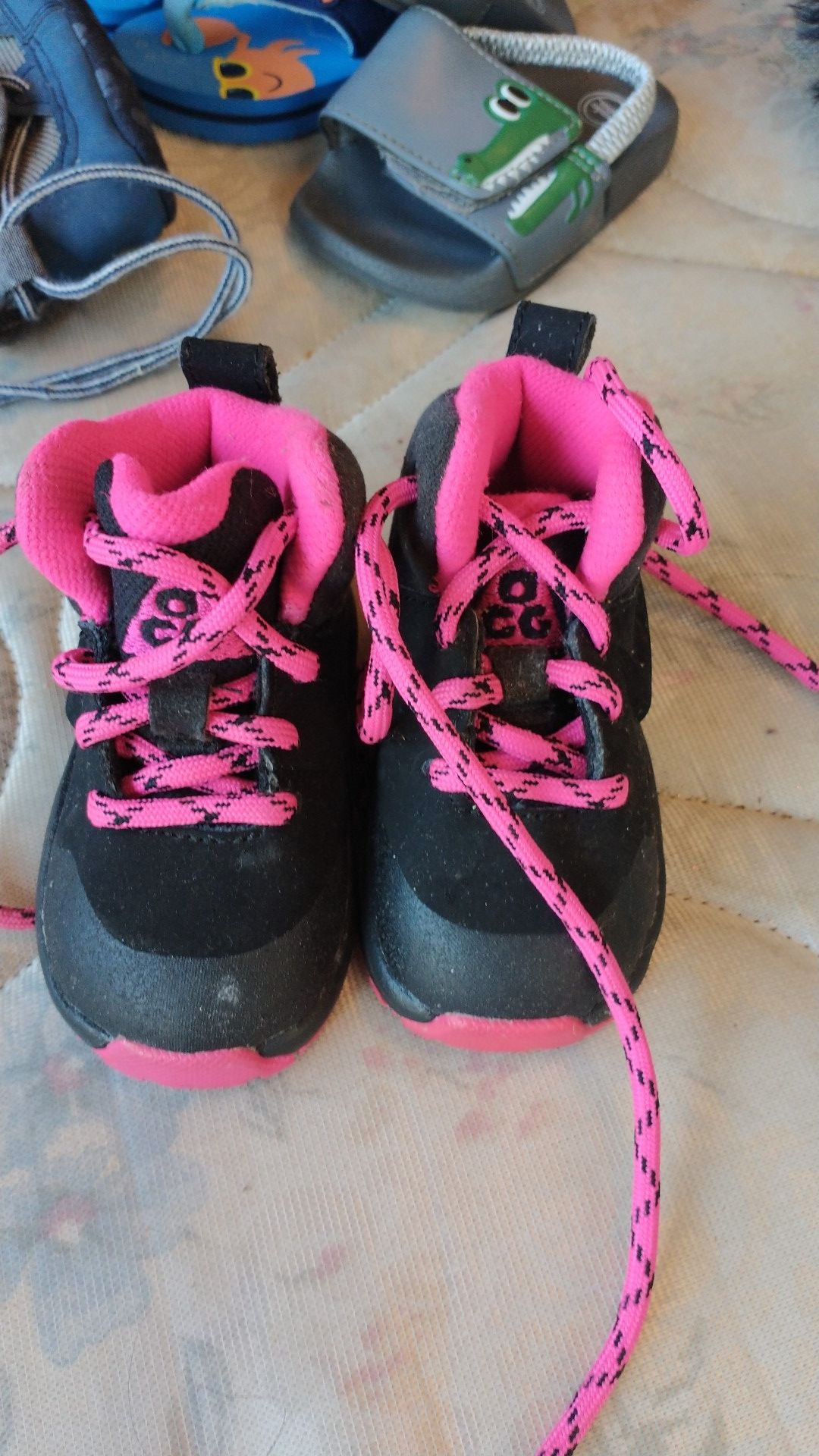 Girl nike acg boots NEW CONDITION