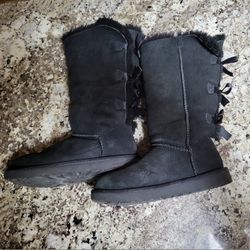 WOMEN'S SIZE 7 UGG BOOTS IN GOOD CONDITION.