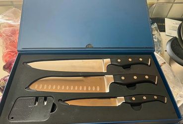 brand new 3PC Chef Knife Set Black & Cutting Board. fime price
