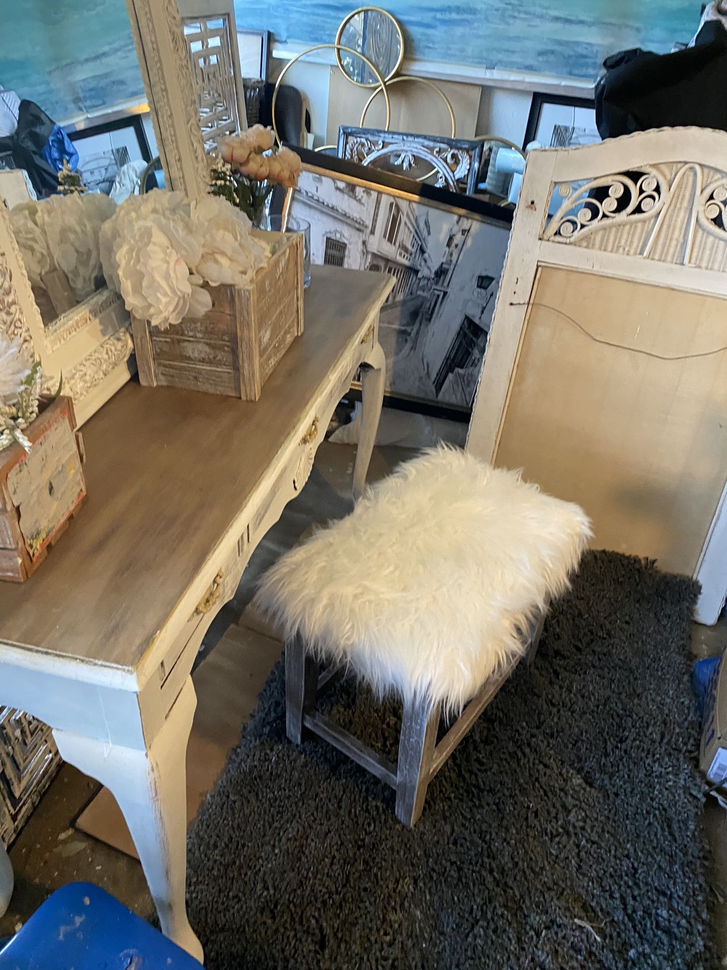 Beautiful :3 Piece Vanity Set. 4 Ft