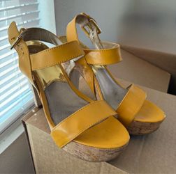 MK Yellow pattern leather platform hills size 9,5