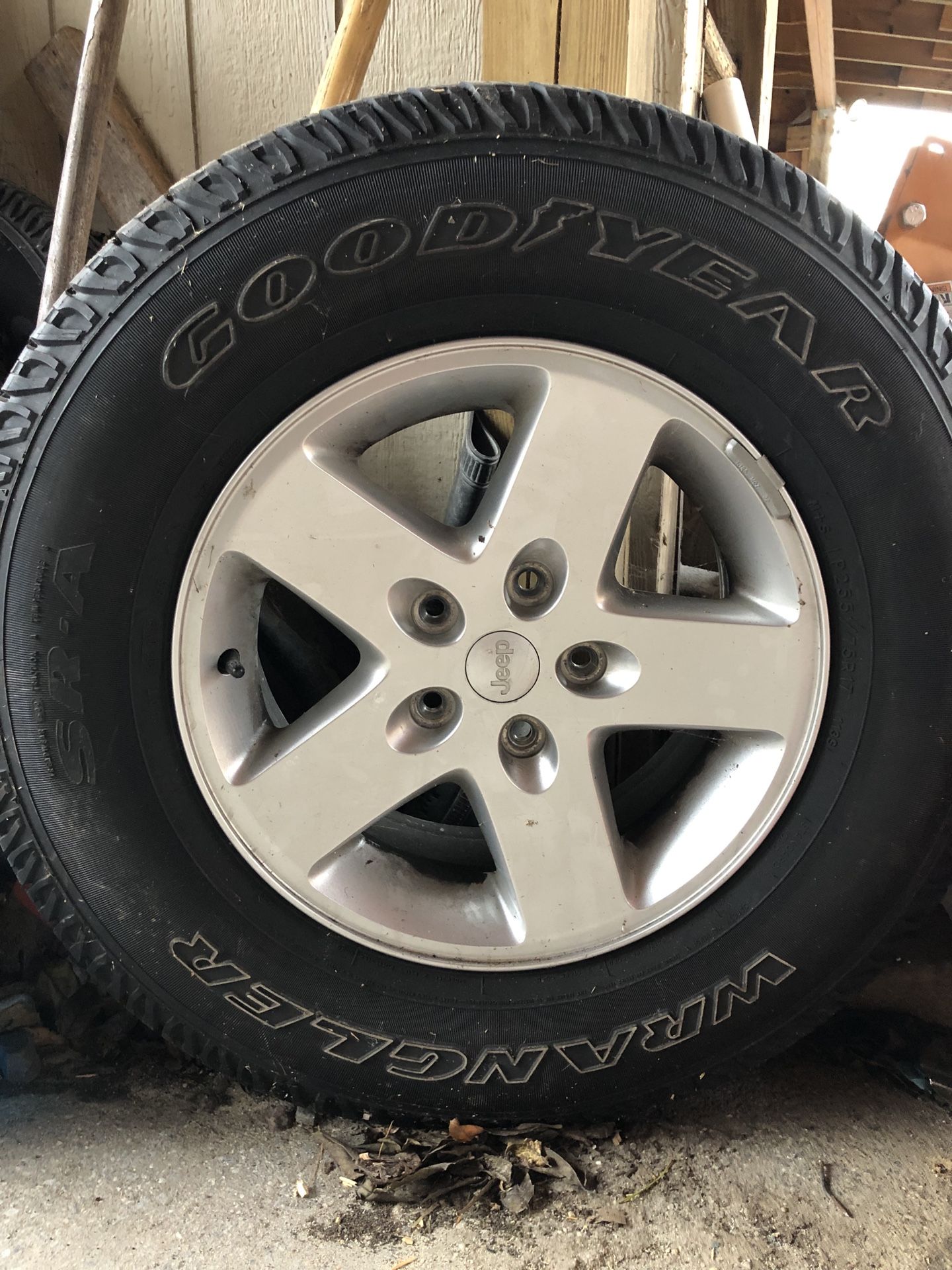 Llantas/ tires. RIMS AND TIRES for a jeep With everything and wheels./ RIM 15. GoodYear