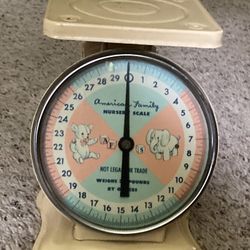 Baby scale vintage