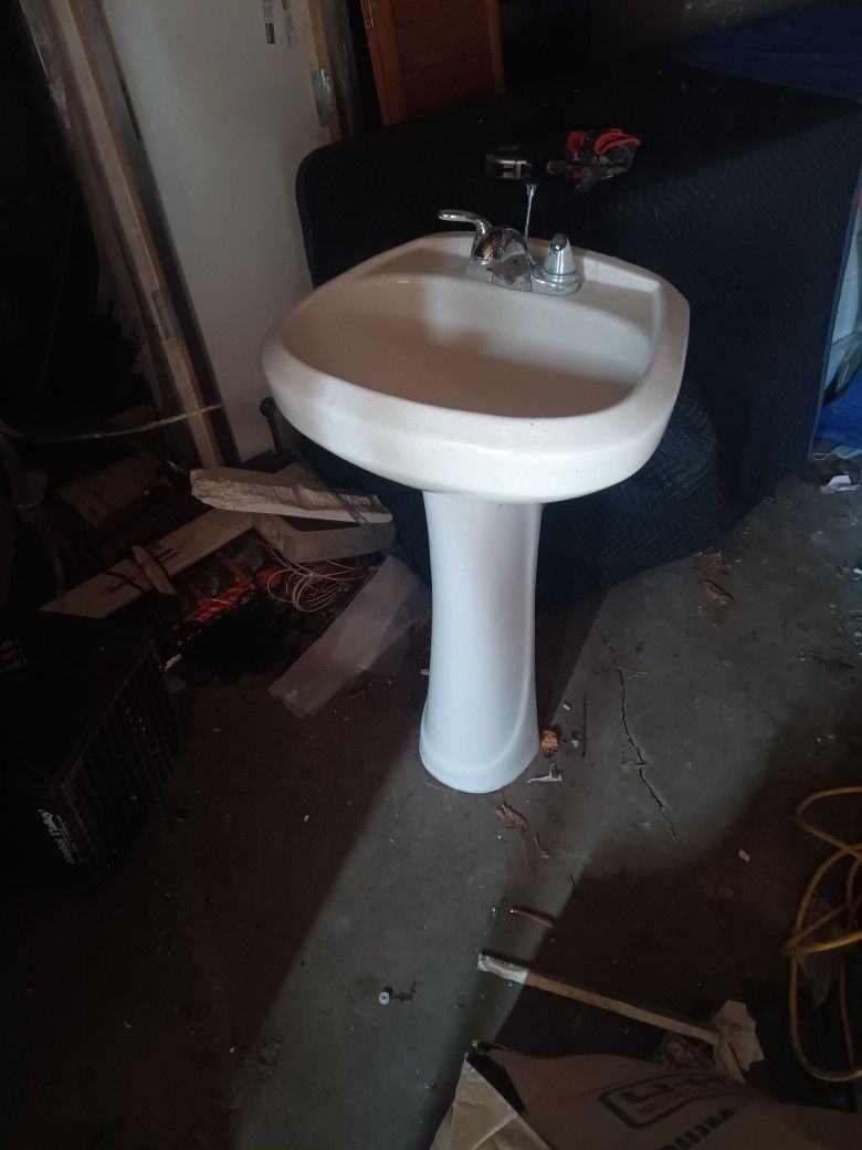 20" Pedestal Sink