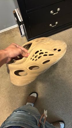 Yeezy Foam Rnnrs (Size 8 us)