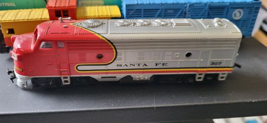 Santa fe engine model train and 13 extra freights