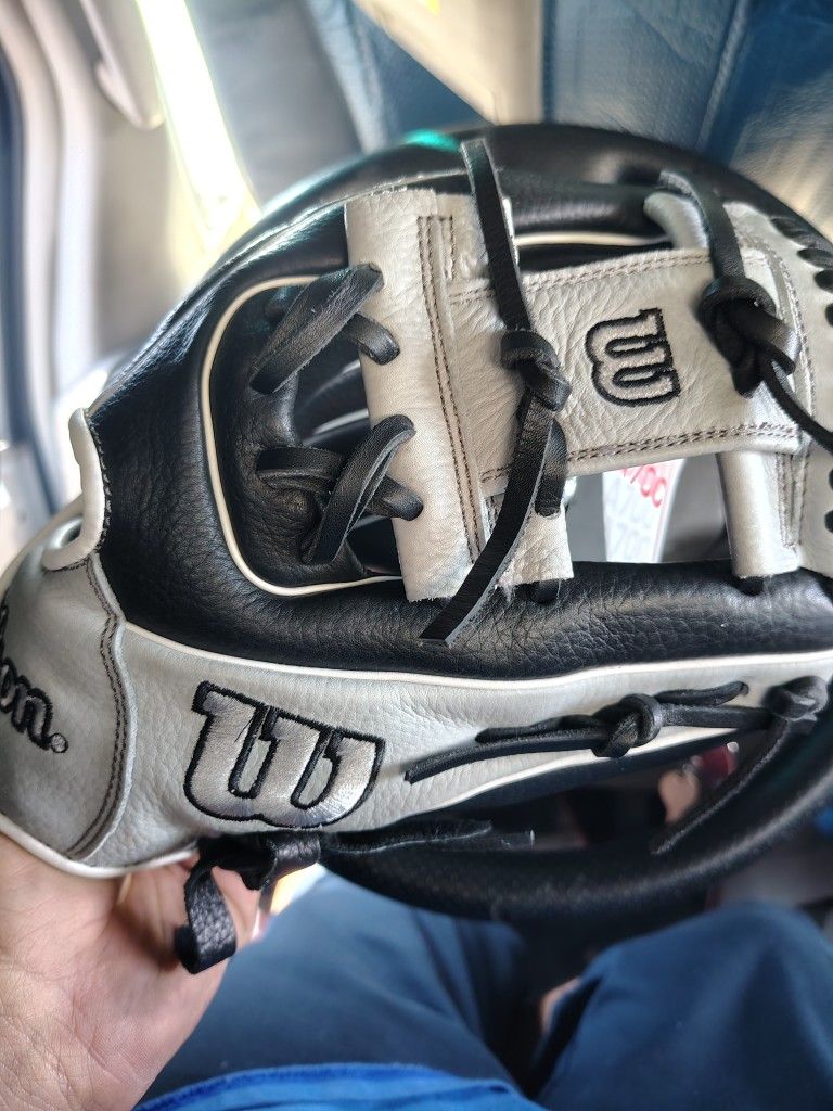 Wilson A700 Size 12 Glove Brand New