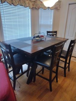 Nice  dinning set in good condition