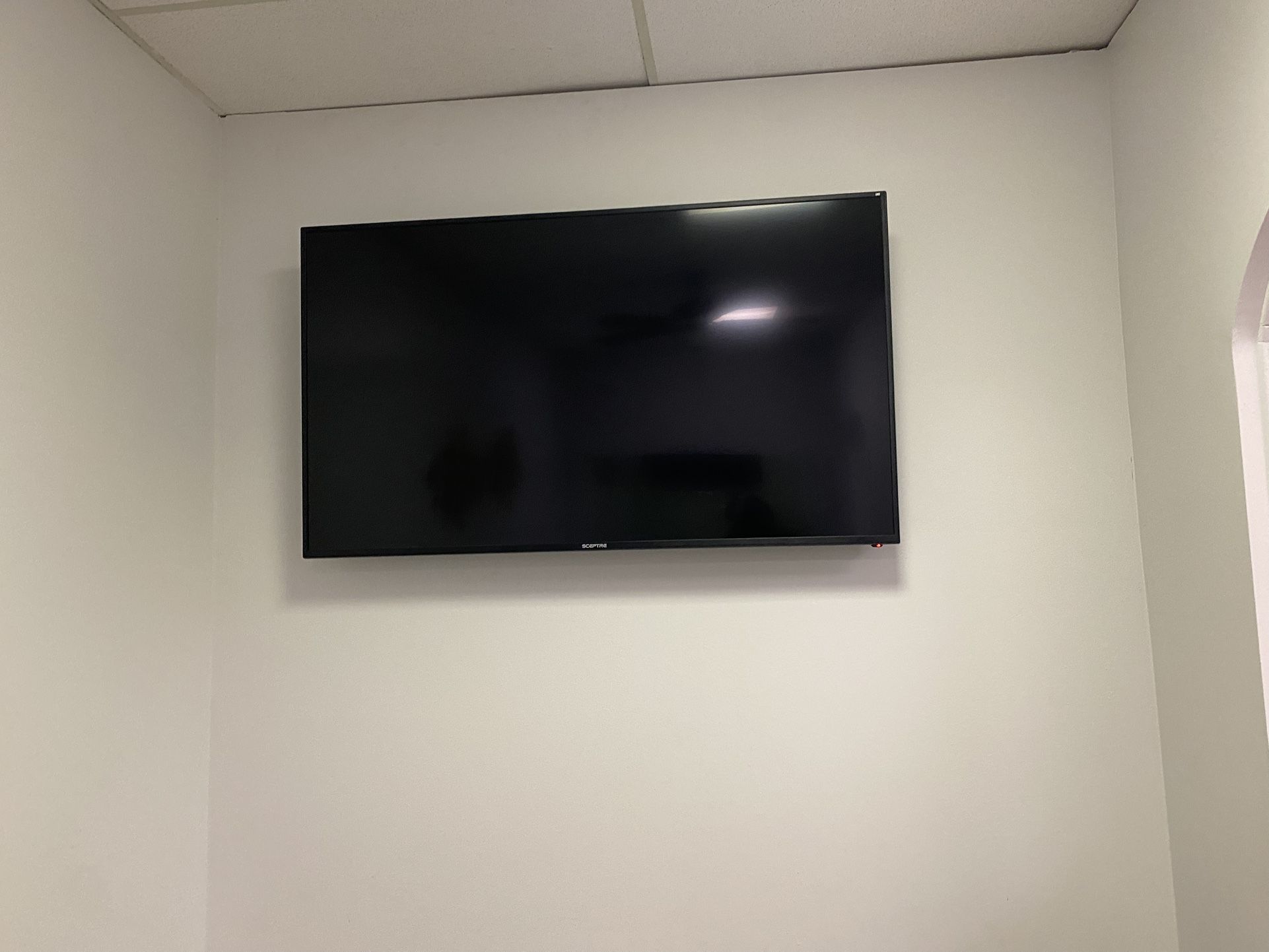 50”Sceptre TV & Wall Mount