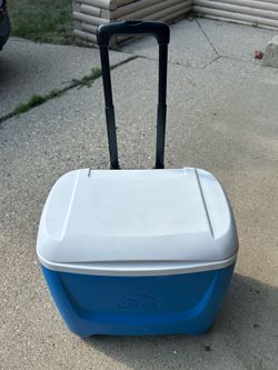 Igloo Island Breeze Roller Cooler- 28 Quart