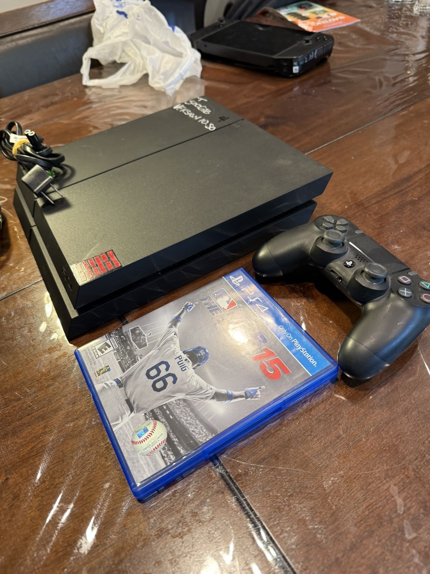 PS4 Pro 500 GB Bundle - PS4 Controller & MLB Showdown