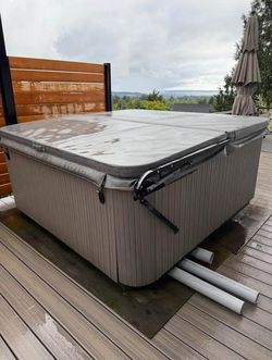 2013 Olympic Hot Springs "Flair" Hot Tub -7'x7x3