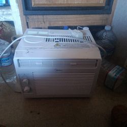 AC Midea Only Been Used Once Or Twice Just Like New As I Bought It