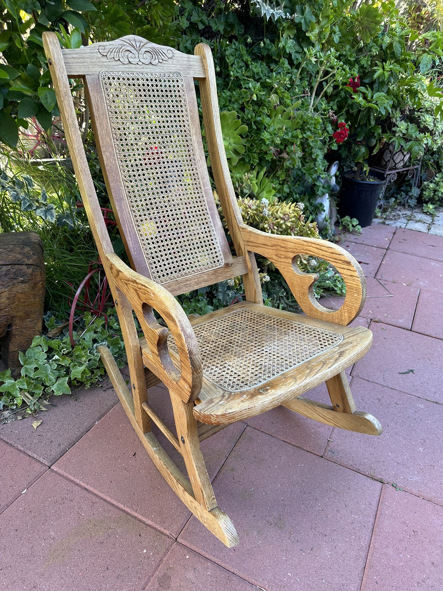 Oak Antique Rocking Chair!    Local Delivery Available For Extra Fee. 