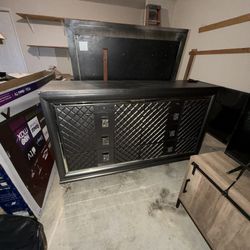 8 drawer dress with light up mirror