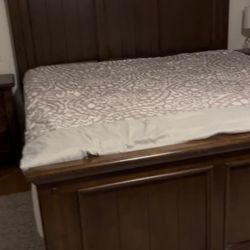 Raymour And Flanigan King Size Bedroom Set 