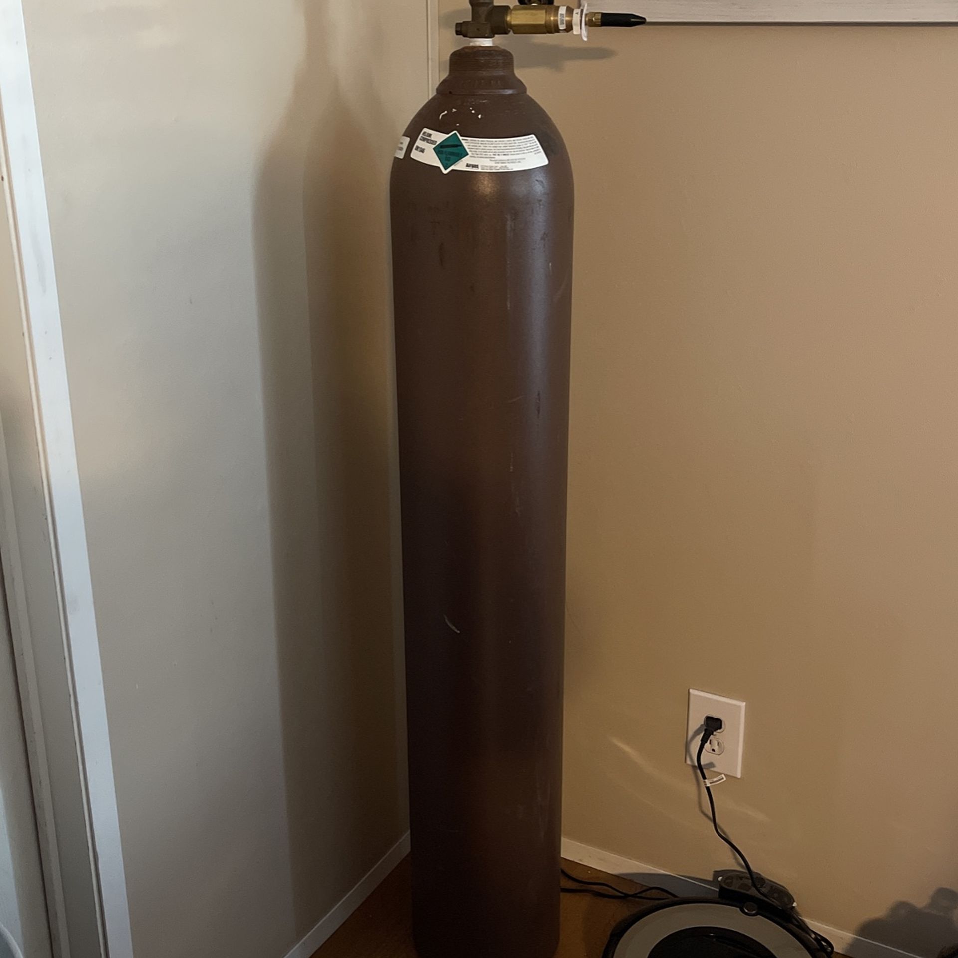 Refillable helium tank