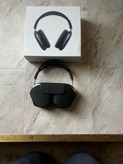 AirPods maxes