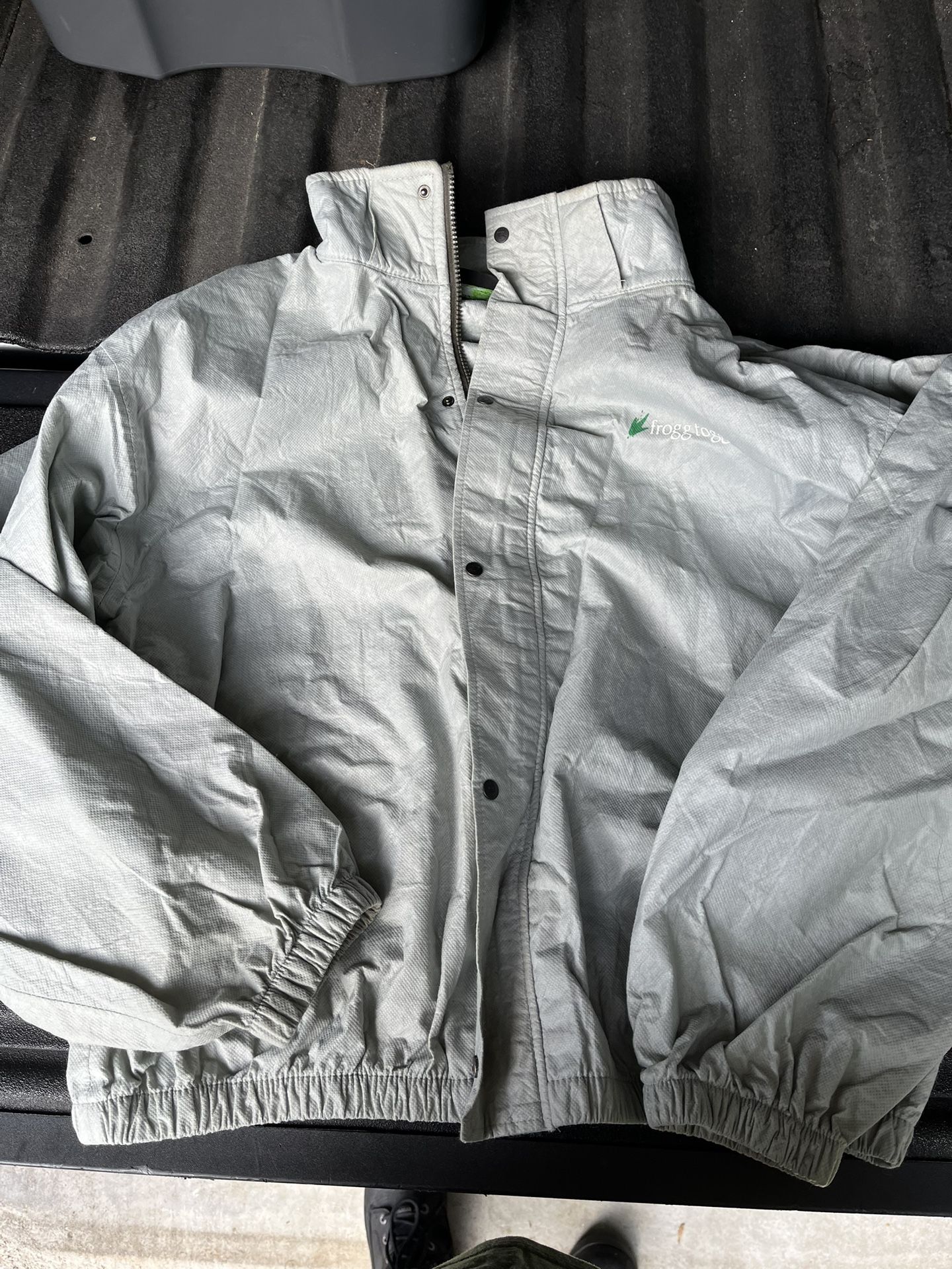 FroggToggs Men’s Size XL Waterproof Jacket