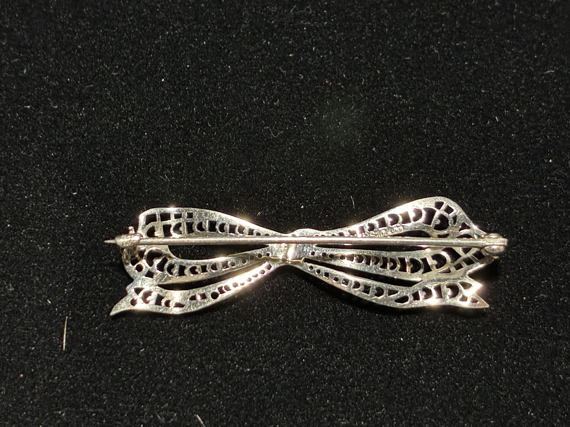 Art deco 10k white gold bow pin brooch