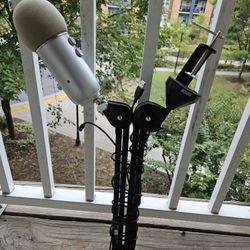 BLUE RODE MIC DESKTOP WITH EXTENSION  ADDED