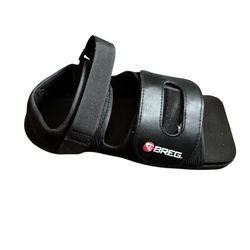 Breg Square Toe Post—Op R & L Walking Shoe is designed for foot protection during post-surgical recovery or trauma applications