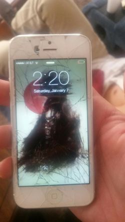 Iphone 5. Att. Cracked screen.