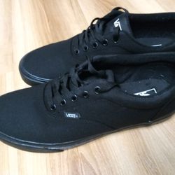 /// VANS /// MENS SIZE 12 
BRAND NEW, NEVER WORN, PERFECT CONDITION!!!