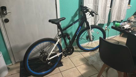 The image shows a black VEVOR Mountain Bike