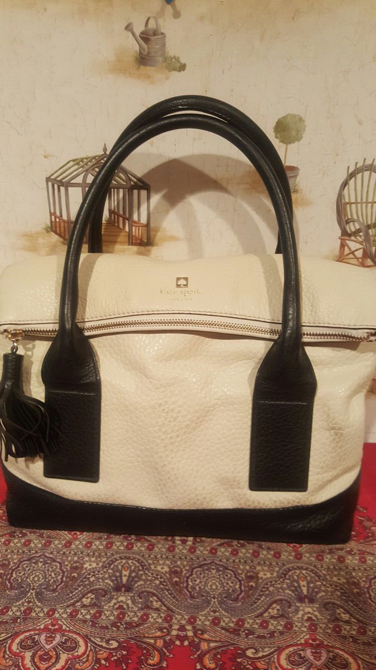 AUTHENTIC KATE SPADE WHITE AND BLACK COBBLE PENNY HILL LEATHER FOLDOVER HOBO HANDBAG.