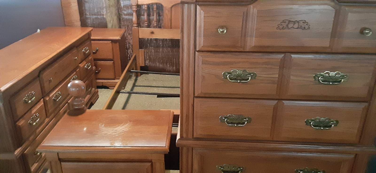 5pc SolidWood Queen Size Broyhill BedroomSet All Like New Bed Frame Chest 2 Nightstands Dresser n Mirror