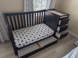 Crib with mattress converted to a twin bed