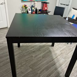 Mesa De Madera Pido 40 Por Ella . Tiene Sus Detallitos Pero Esta Firme Es Alta Ahi Puse Las Medidas