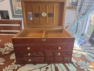 Cigar humidor