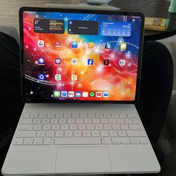 iPad Pro 12.9” 6th gen 256 GB model With Magic Keyboard And Apple Pencil With Charger