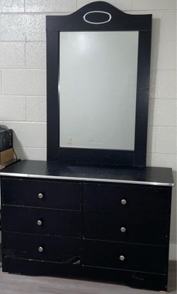 Dresser With Mirror