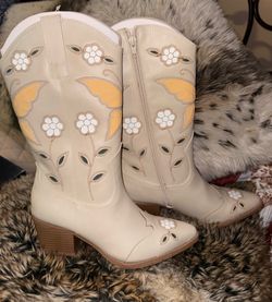 Women’s size 6 (( NEW))