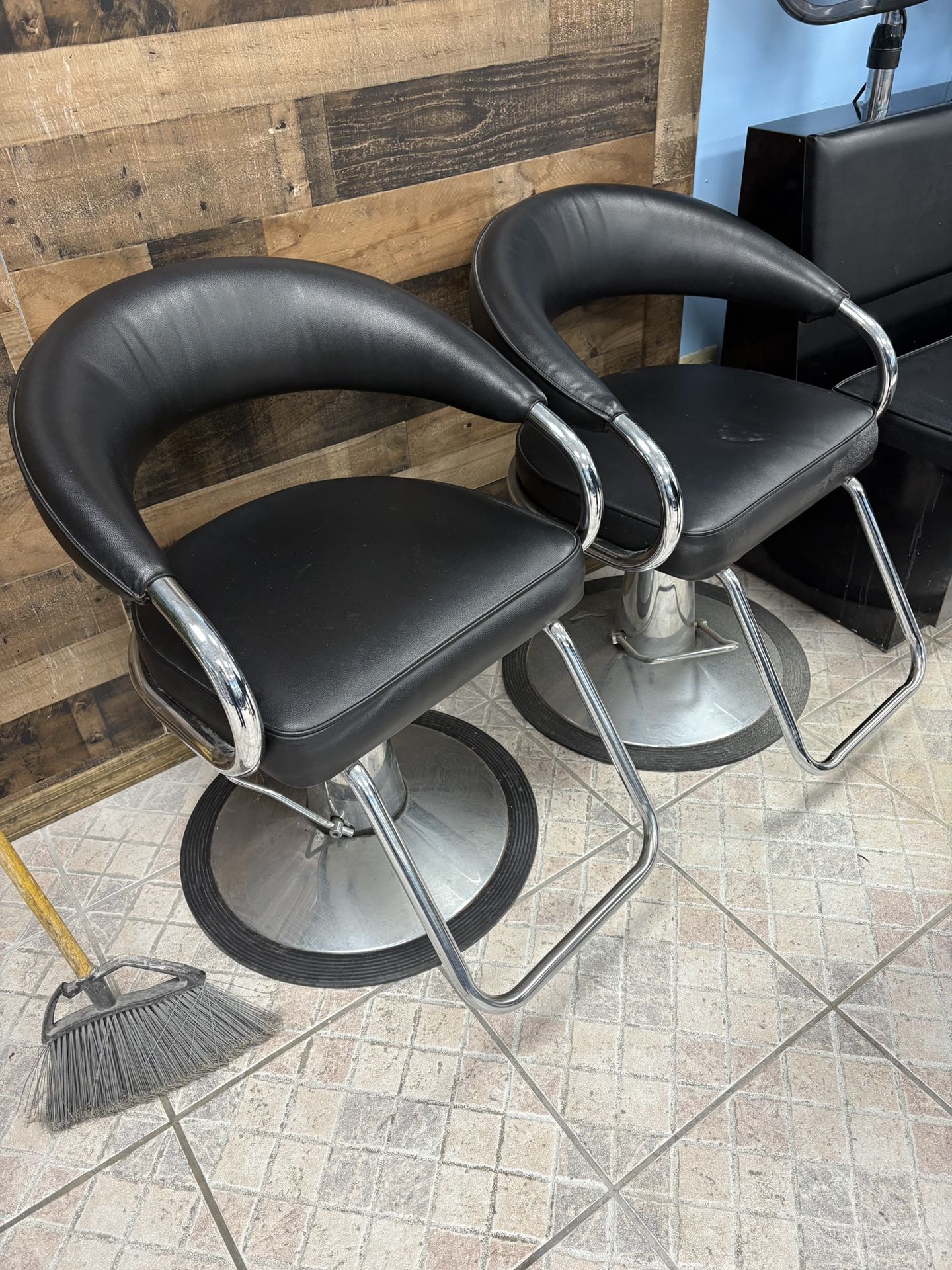 Luxury Salon Styling Chair β Sleek Black Finish ππ€
