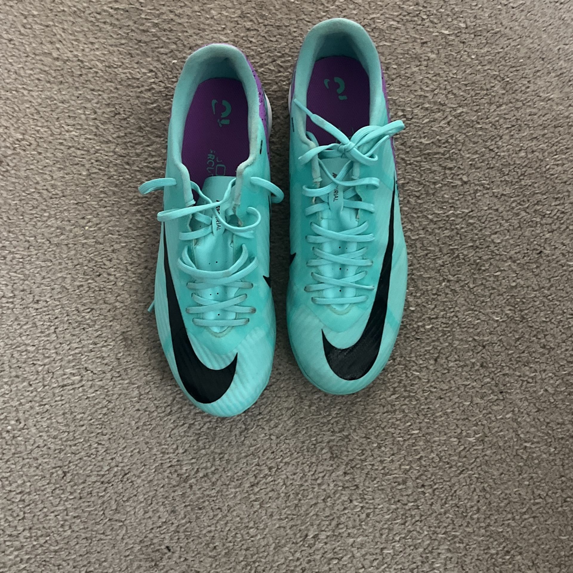 Indoor soccer cleats