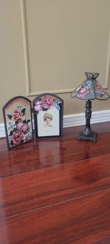Reduced Glass Floral Frame and Lamp (Tea Light)
