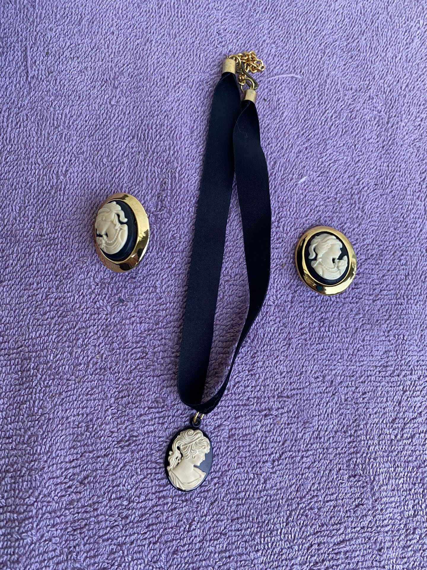 Vintage Velvet Choker Cameo Necklace With Clip On Earrings Set.