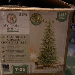 7.5 Pre Lit Christmas Tree
