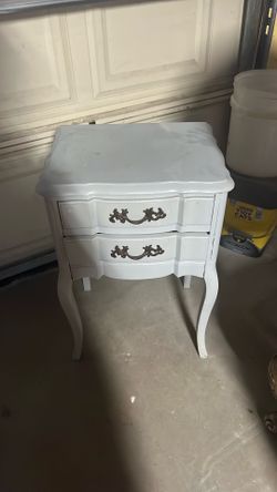 2 nightstands
