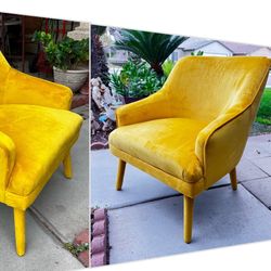 Brand New Mid Century Modern Velvet Accent Chairs. (Set of 2). $249 Color: Mustard Yellow
