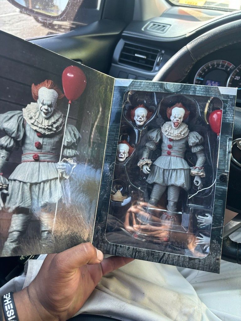 Pennywise The Clown IT NECA COLLECTIBLE