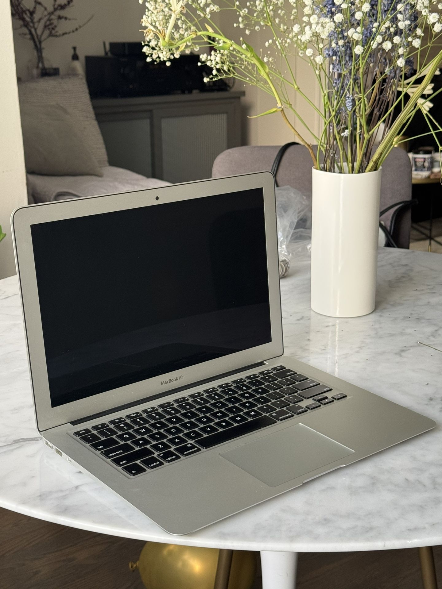 Apple - MacBook Air®  - 13.3" Display - Intel Core i5 - 8GB Memory - 128GB Flash Storage - Silver