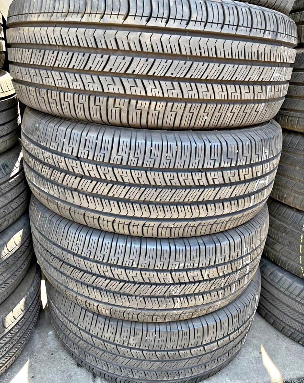 255 60 18 Goodyear Tires Con 80% De Vida Las 4
